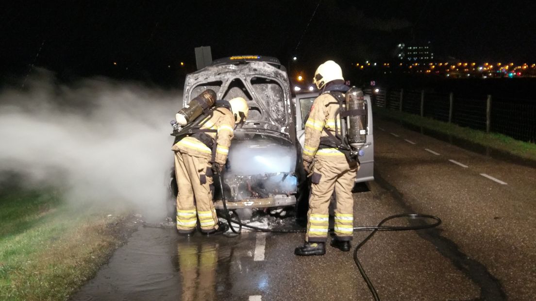 De IJsseldijk in Westervoort is donderdagavond korte tijd afgesloten geweest. Er stond daar namelijk een auto in brand.