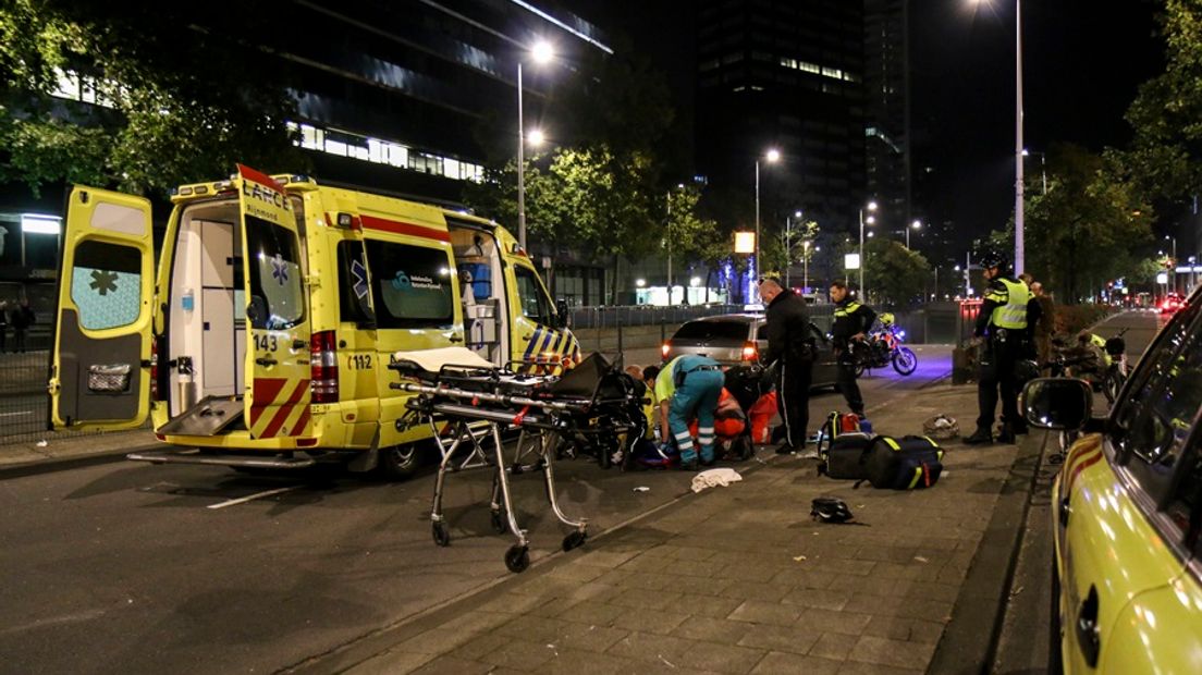 Op de Westblaak in Rotterdam is in de nacht van vrijdag op zaterdag een 21-jarige Nijmeegse vrouw aangereden door een taxichauffeur.