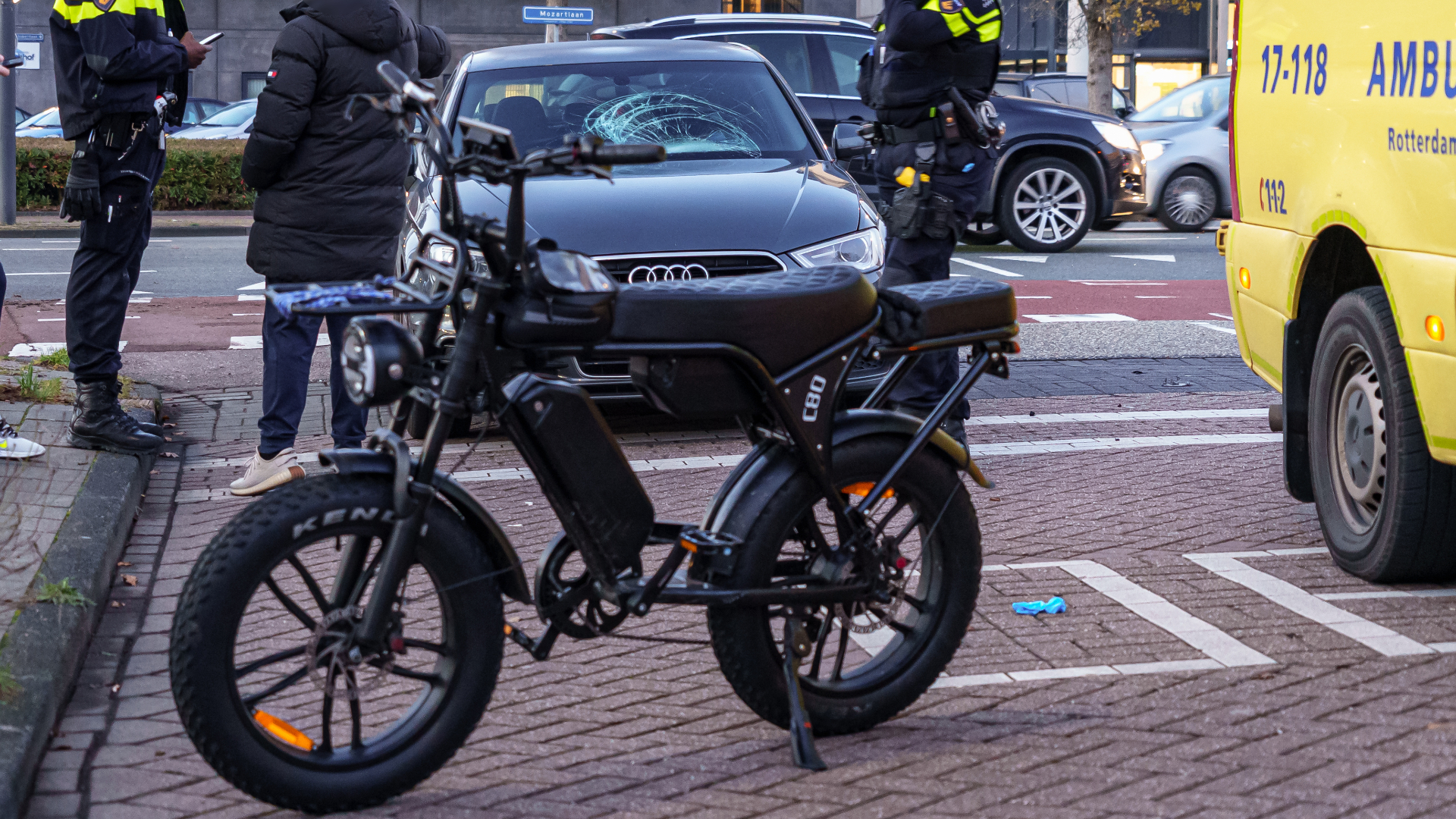 Fatbiker naar ziekenhuis na aanrijding | Pepperspray, vuurwerk en snus in schoolkluisjes.
