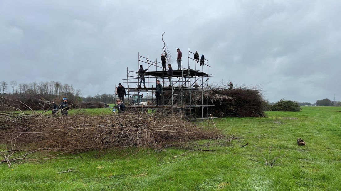 Het paasvuur van Beuseberg wordt opgebouwd