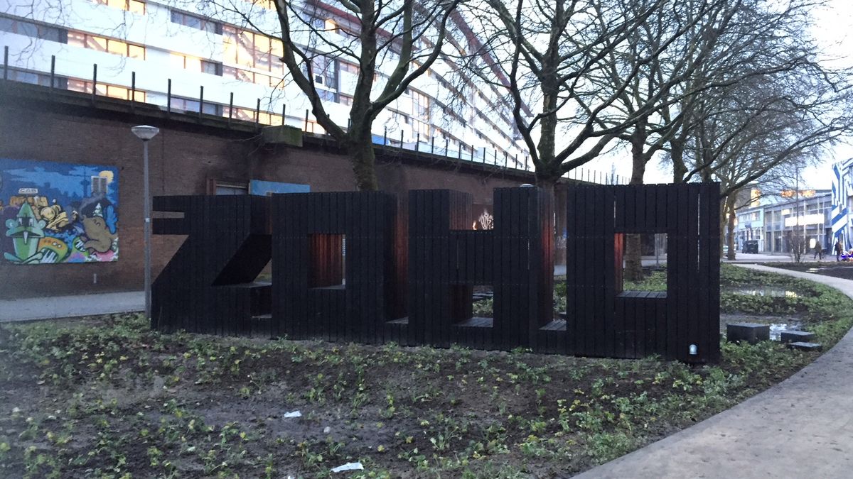 Rotterdamse wijk bestrijdt wateroverlast met letters - Rijnmond