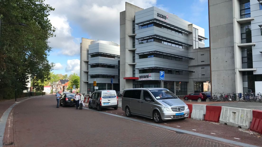 Deze tijdelijke bufferplaatsen voor taxi's aan de Stationsstraat in Assen verdwijnen (Rechten: archief RTV Drenthe)