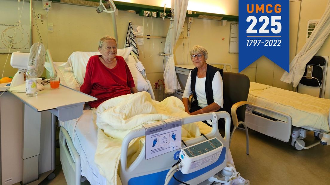 Mineke Siemons aan het bed van een patiënt