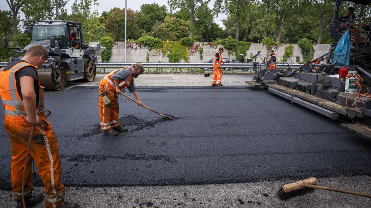 Grote kuil in asfalt: snelweg gaat heel weekend dicht