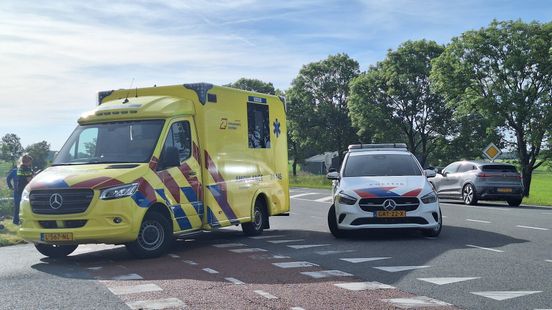 Ongeval met scooter en auto bij Huizinge • Autos botsen in Zevenhuizen. Ongeval met scooter en auto bij Huizinge • Autos botsen in Zevenhuizen.