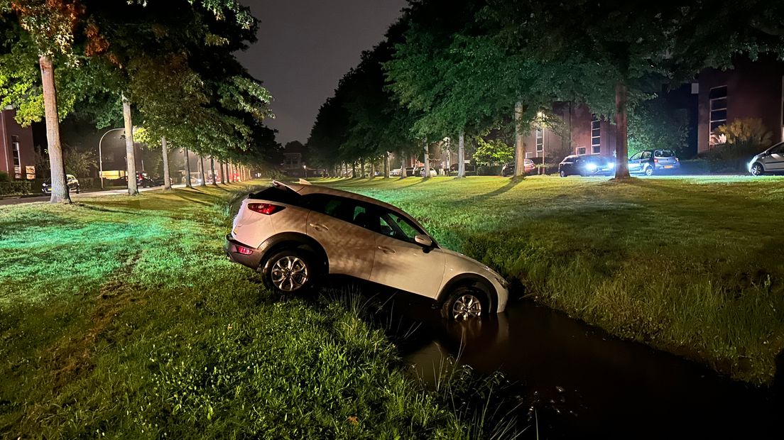 Auto in Almelo belandt in sloot.