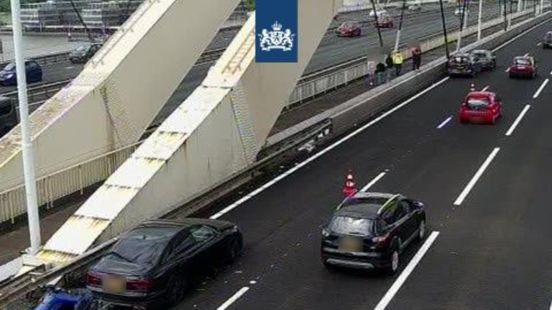 Ongeval op snelweg zorgt voor vertraging. Ongeval op snelweg zorgt voor vertraging.