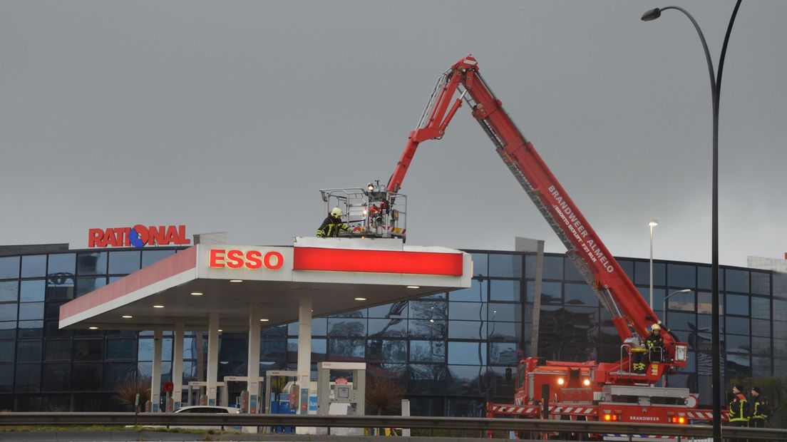 Brandweer is er met een hoogwerker bij, bij het tankstation in Almelo