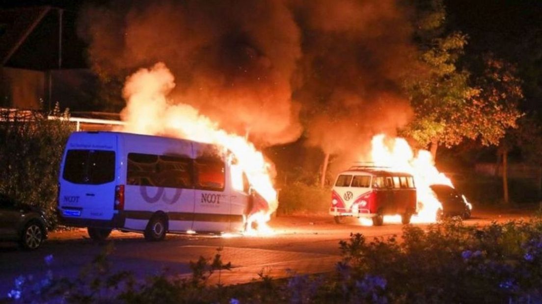 Drie mannen op een scooter zouden voor de autobranden verantwoordelijk zijn.