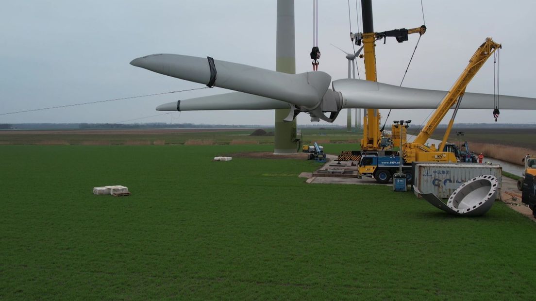 Windmolens in Flevoland die worden gedemonteerd, leveren Pure Energie nog een boel geld op.