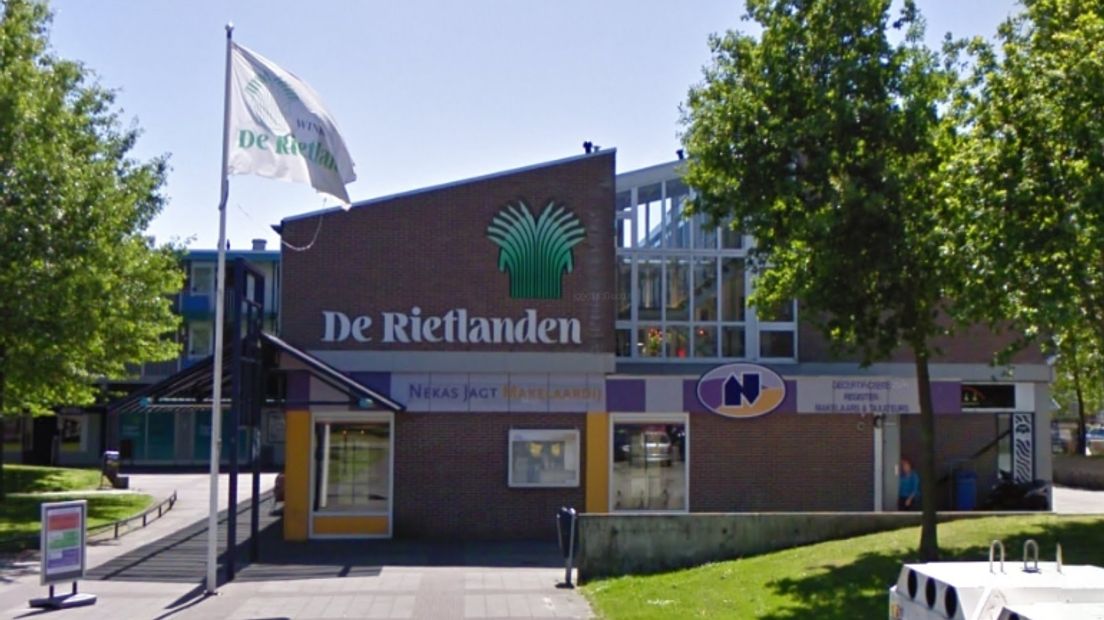 De entree van winkelcentrum De Rietlanden (Rechten: Google Streetview)