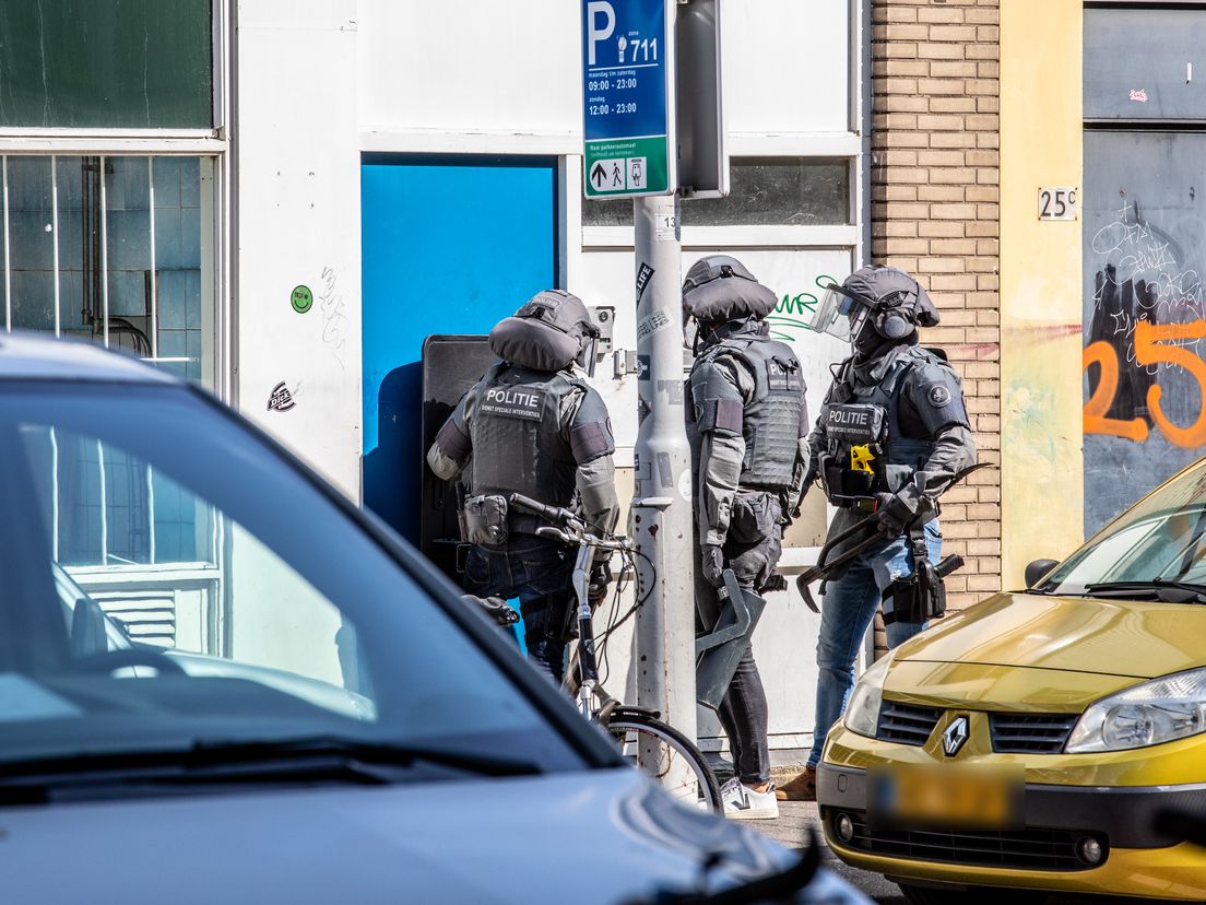 Een arrestatieteam valt een pand binnen aan de Vijverhofstraat in Rotterdam