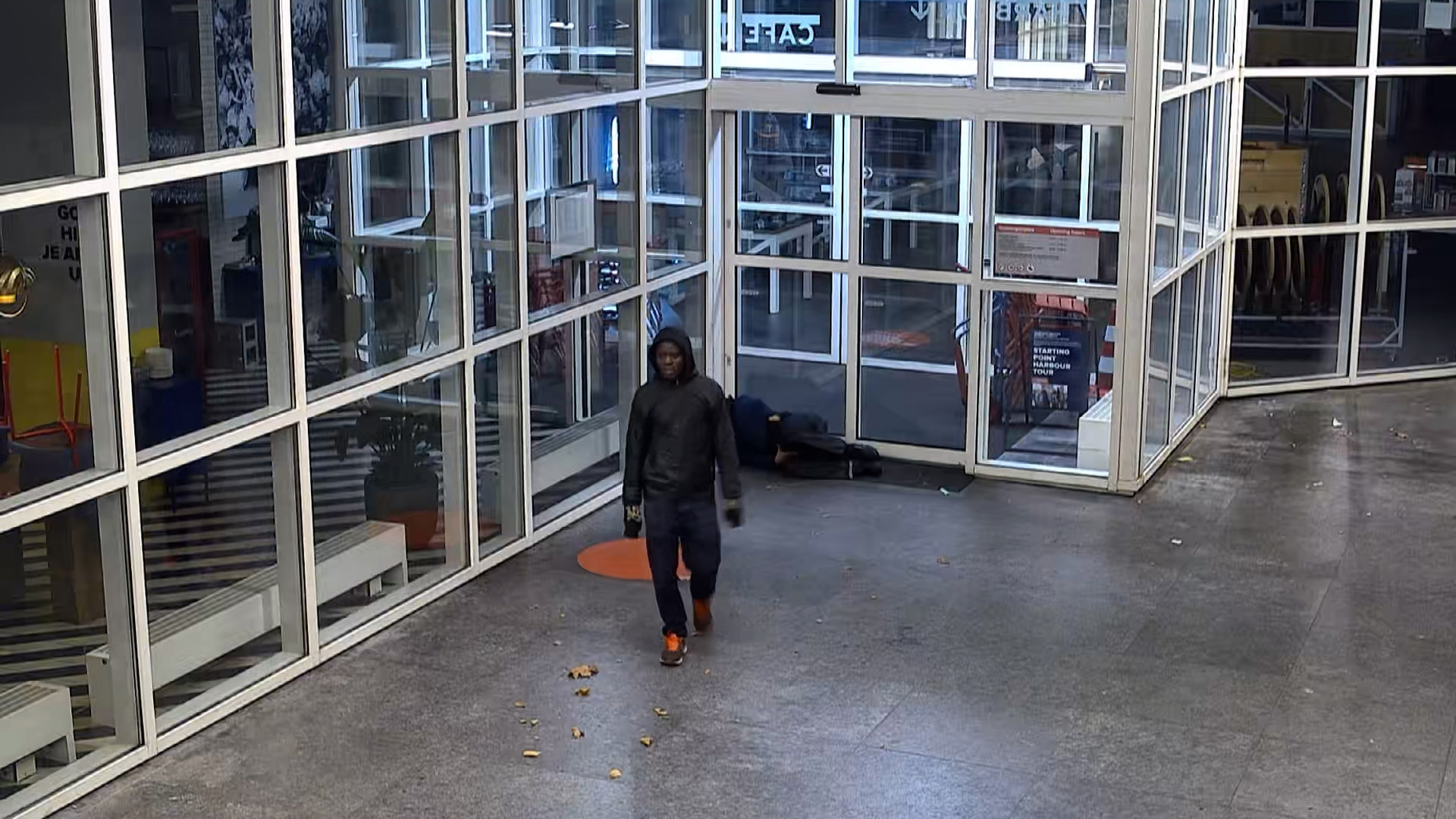 Nadat de man de stoeptegel gooide, liep hij weg