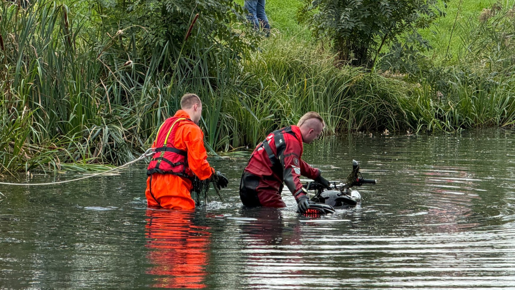 De motor wordt uit het water gehaald