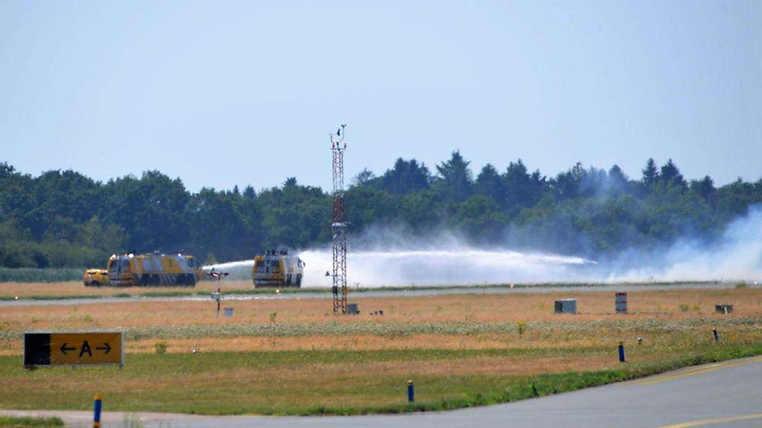 De brandweer van het vliegveld heeft de brand geblust (Rechten: Van Oost Media)