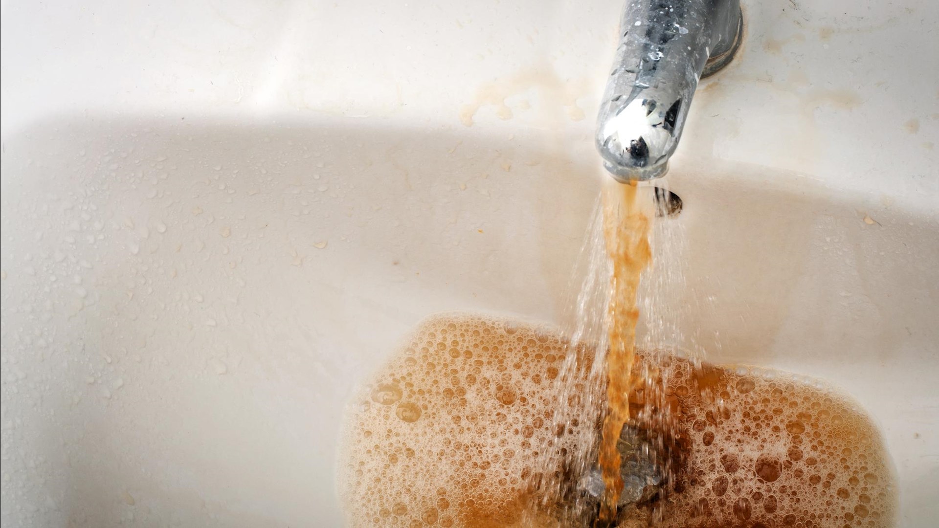 Komt er bij jou bruin water uit de kraan? - RTV Oost