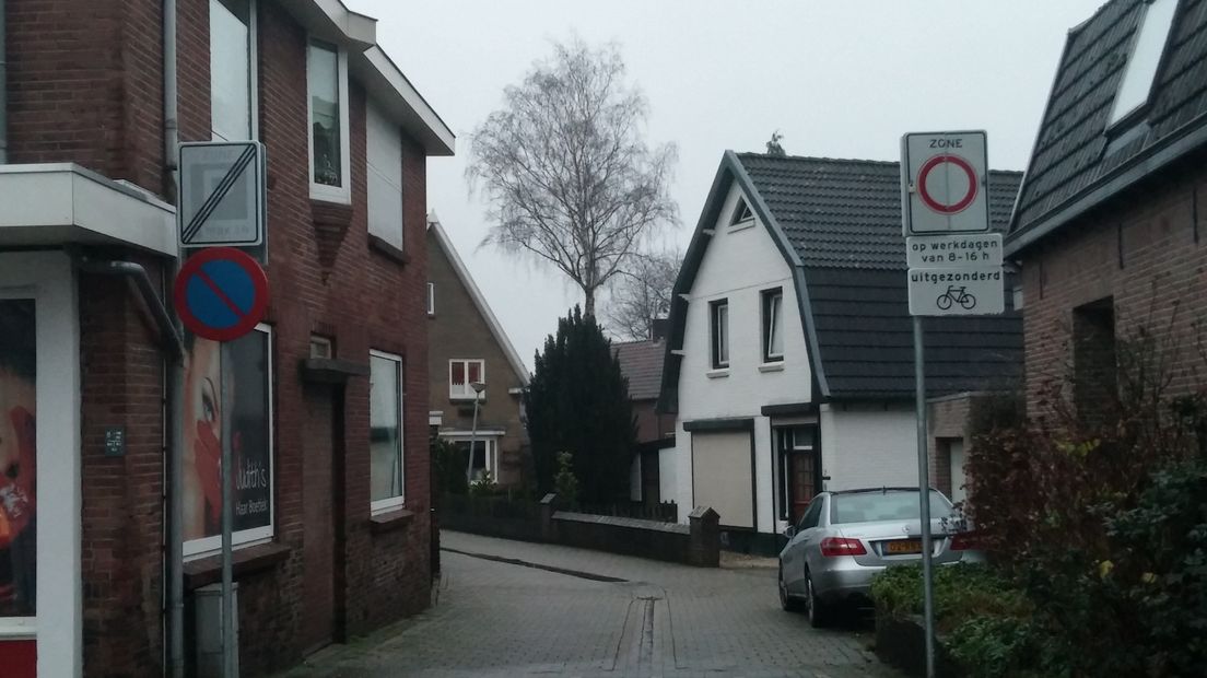 Ouders die met deze regenachtige dagen hun kinderen liefst zo dicht mogelijk voor de school afzetten komen bij basisschool Donatushof in Bemmel bedrogen uit. Vanaf vandaag zijn drie straten rond de school afgesloten voor autoverkeer.