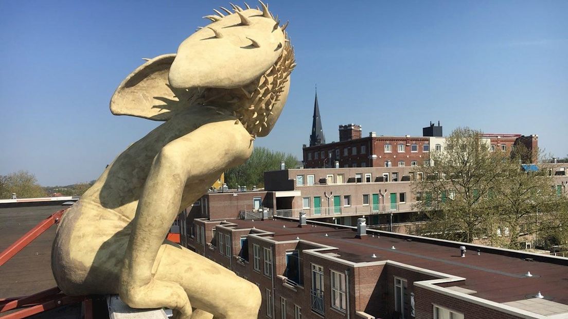 Muziekgod Pan kijkt uit over Enschede vanaf het dak van het conservatorium