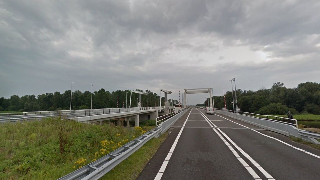 De brug bij Zuidbroek op de N33