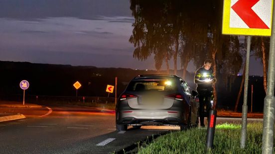 Automobilist verliest controle en rijdt over middengeleider