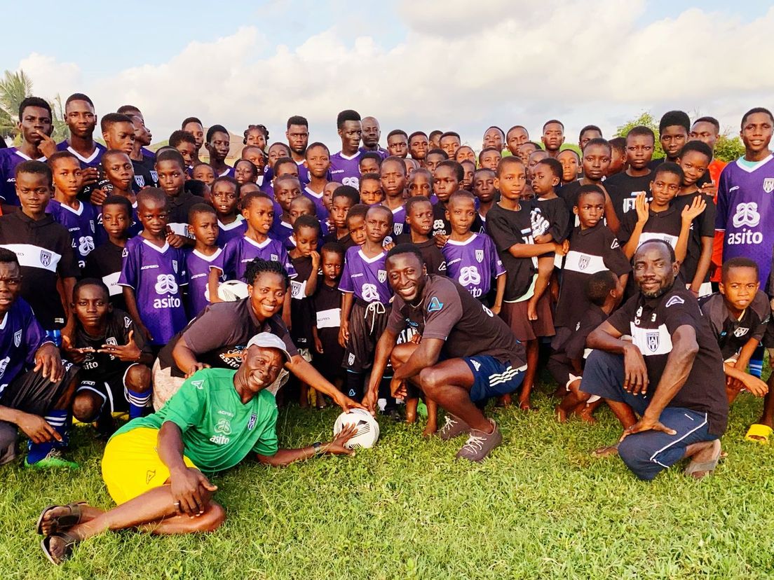 Robin Polley deelde met zijn foundation shirts van Heracles Almelo uit aan kinderen in Ghana