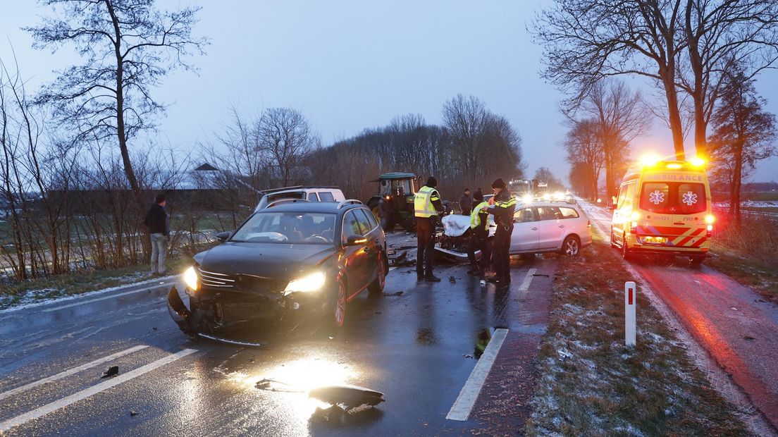 Chaos door gladheid buiten Kampen: ene na andere ongeval op N763