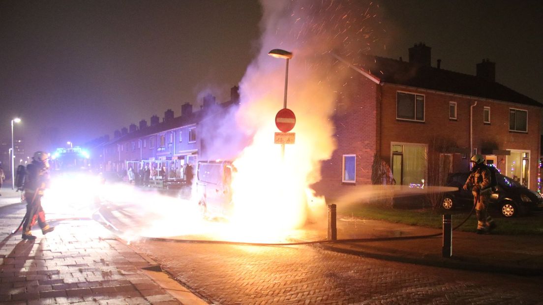 Brandweer blust de brandende bus in Hoogeveen