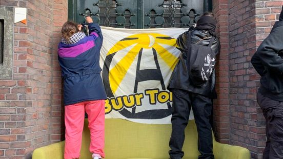 Dit collectief kraakt huizen om dakloze stadsgenoten een thuis te bieden: 'We helpen die mensen'