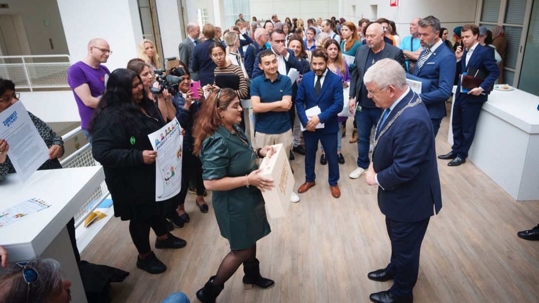 In mei boden bewoners de burgemeester een manifest aan