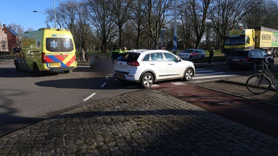 Scooterrijder gewond bij botsing met auto in Venray. Scooterrijder gewond bij botsing met auto in Venray.