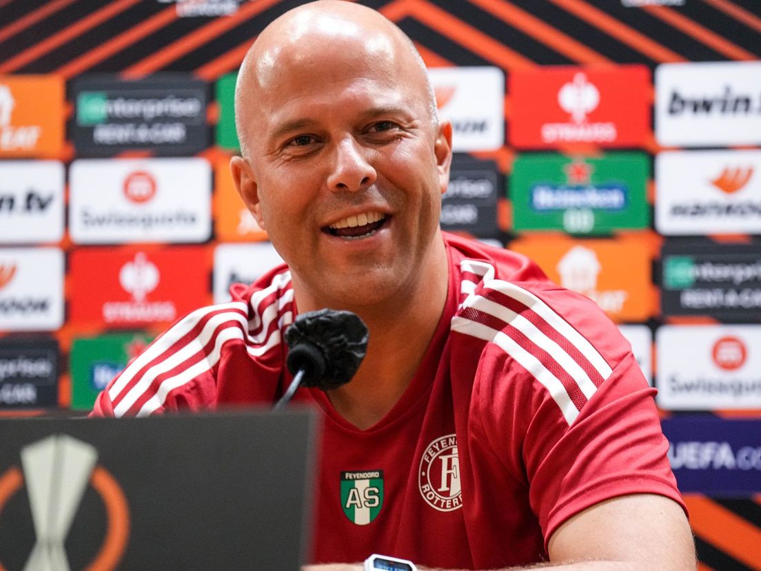 Hoofdtrainer Arne Slot spreekt tijdens de persconferentie in aanloop naar Lazio Roma-Feyenoord