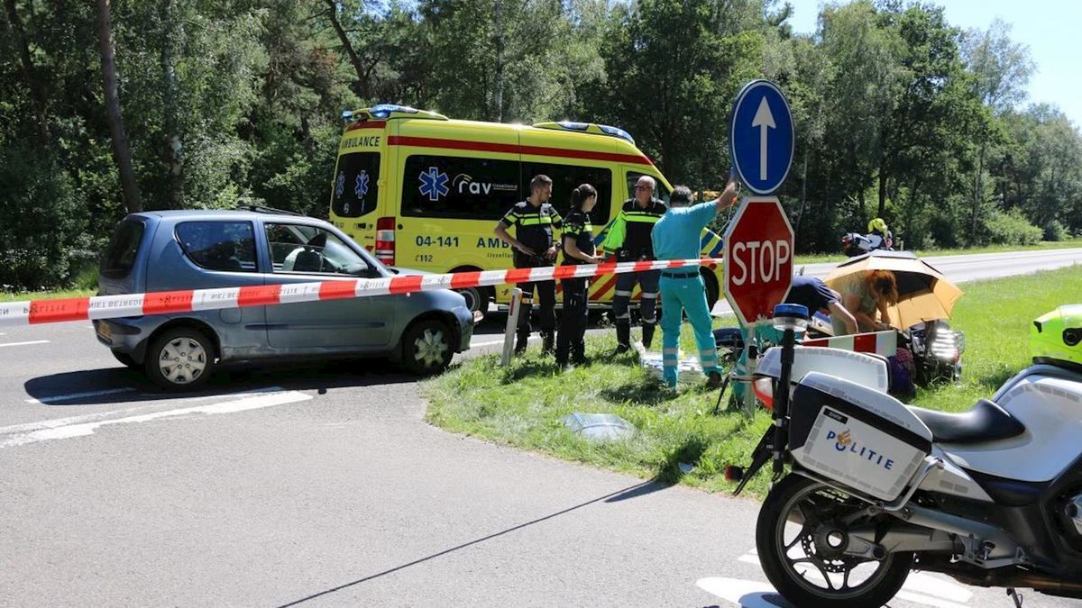 Motorrijder raakt gewond bij aanrijding met auto in Giethmen