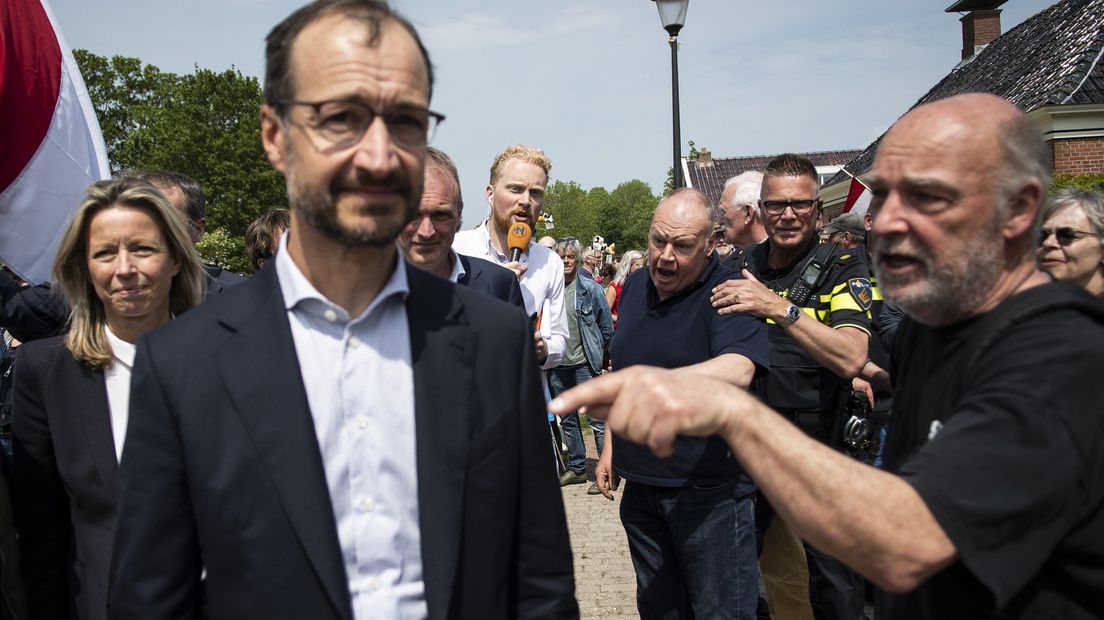 Minister Wiebes tussen boze inwoners tijdens zijn bezoek aan Westerwijtwerd