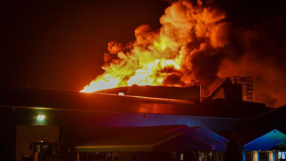 Zeer grote industriebrand in Daarlerveen, vlammen slaan hoog uit pand
