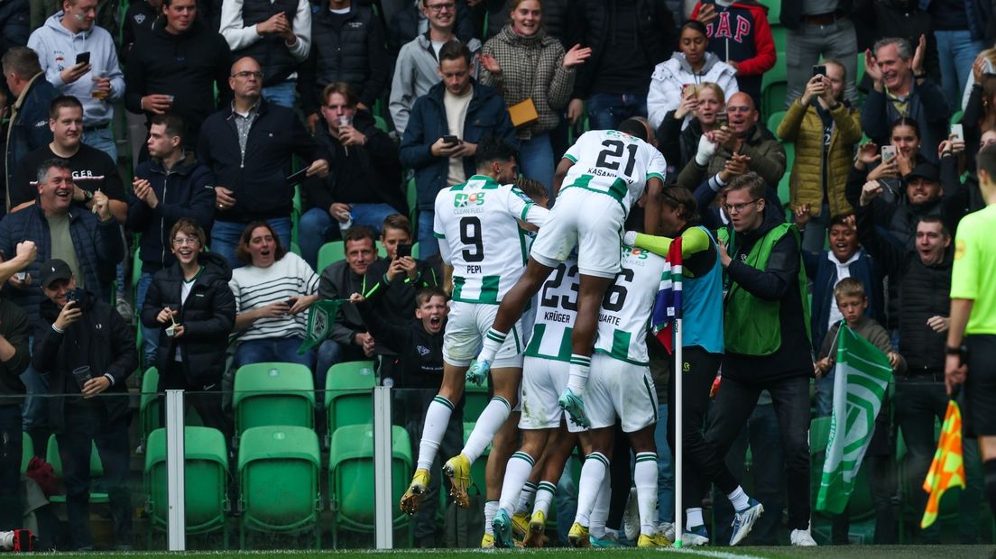 FC Groningen viert een doelpunt bij de cornervlag