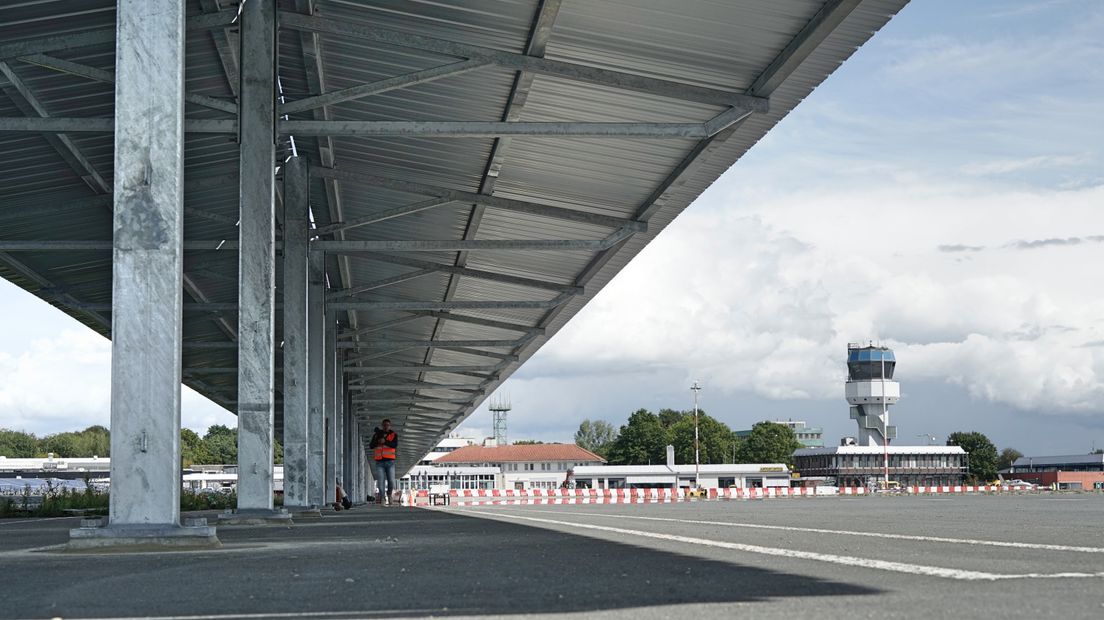 Passagiers lopen straks droog naar het vliegtuig (Rechten: Andries Ophof/RTV Drenthe)