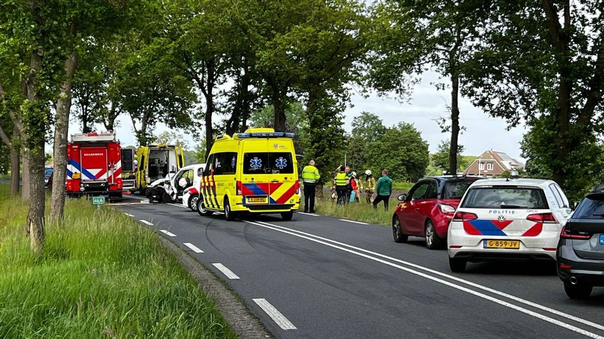 Hoogeveenseweg afgesloten na botsing tegen boom bij Tiendeveen