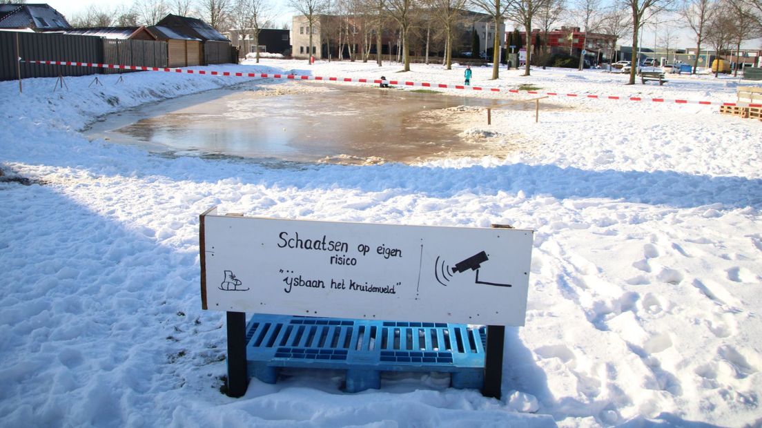 Minder leuk: in Klazienaveen maakten bewoners een eigen ijsbaan, maar die blijkt nu vernield te zijn