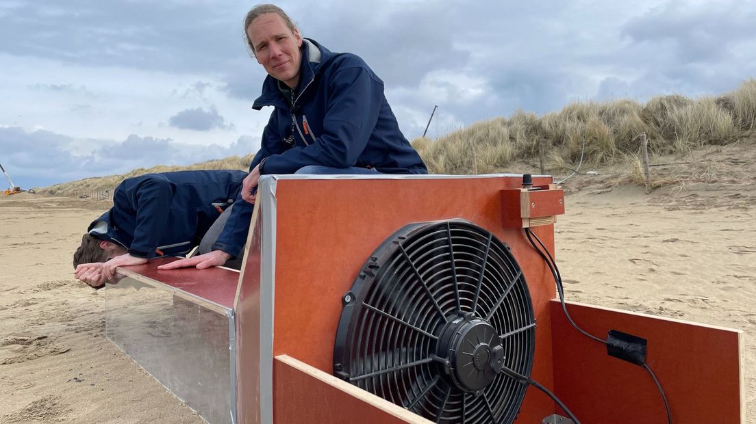 Onderzoeker Sierd de Vries op het Scheveningse strand