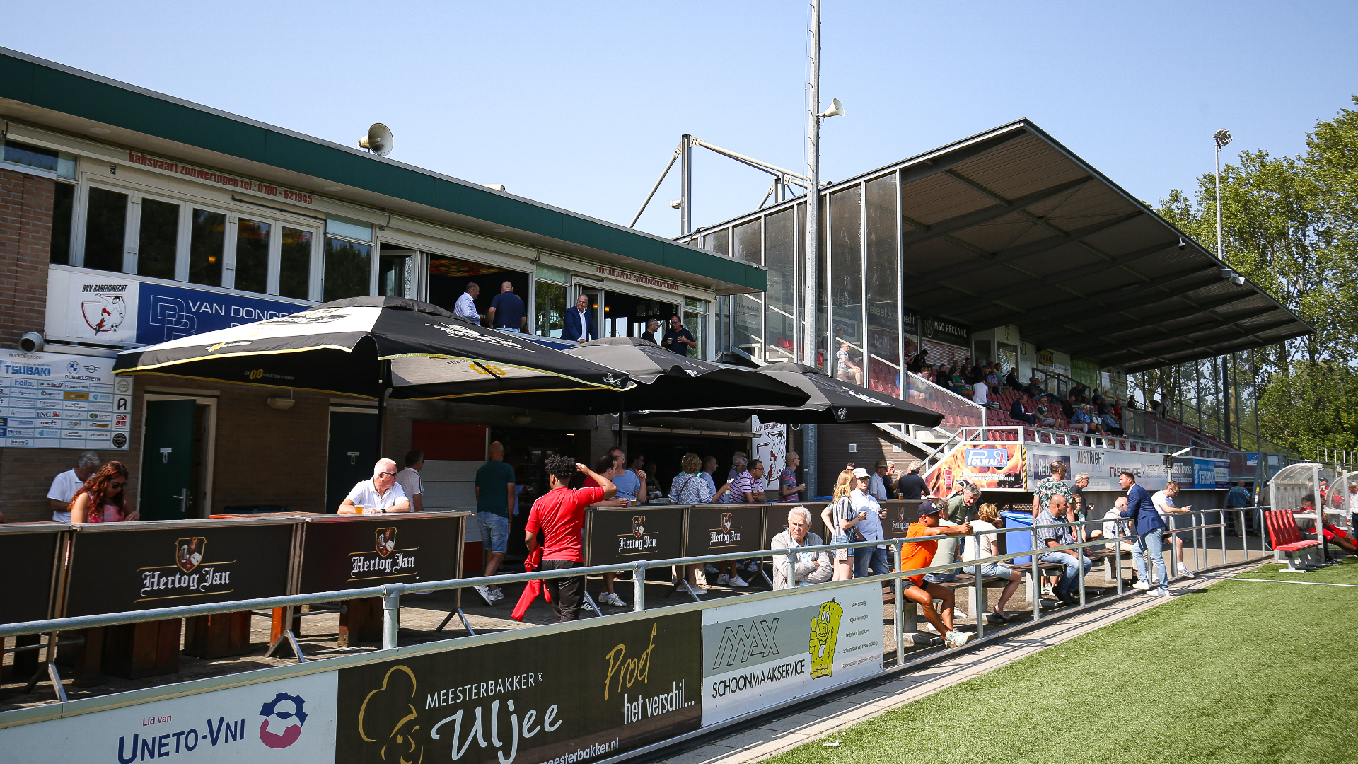 Het clubhuis van BVV Barendrecht op sportpark de Bongerd.