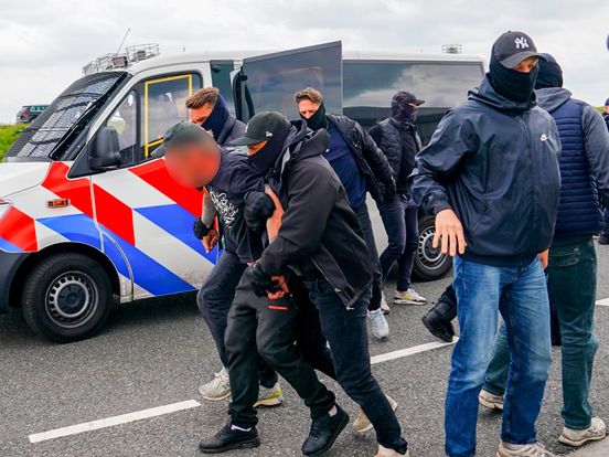 Politie maakt einde aan demonstratie tegen aanmeldcentrum Ter Apel, vijf aanhoudingen