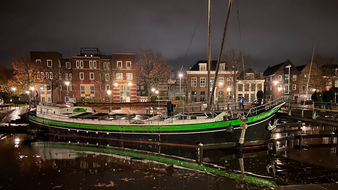 Het schip tegen de brug