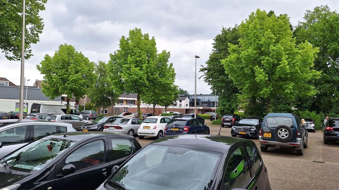 De huidige parkeerplaatsen aan de Spoorstraat