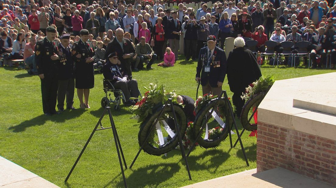 Herdenking op de Canadese begraafplaats in Holten