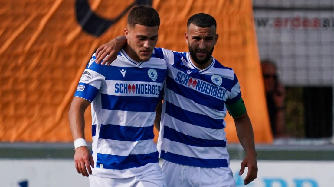 Sam van Huffel (l) en Ahmed El Azzouti (r) vieren een doelpunt