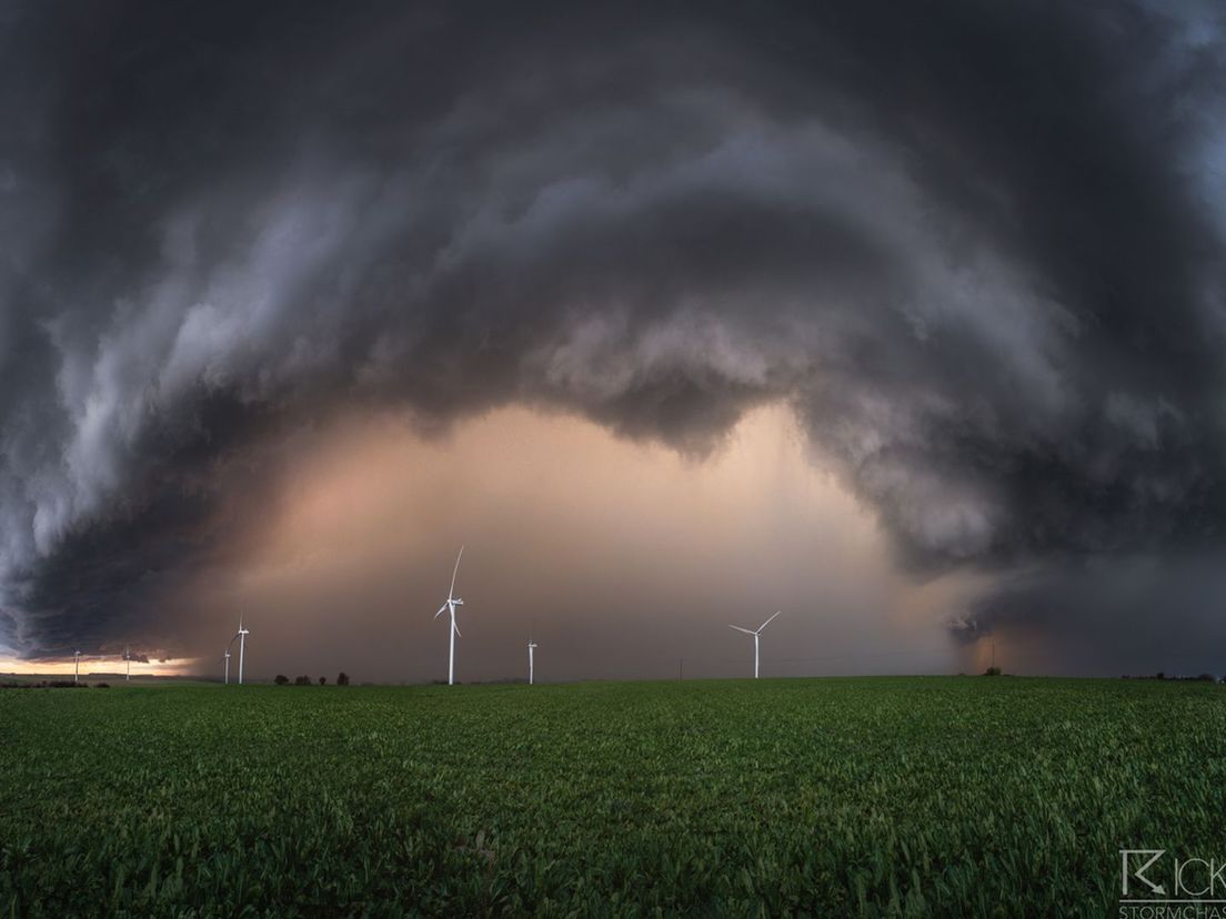 Eén van de bijzondere foto's die Rick Bekker zondag maakte in Noord-Frankrijk