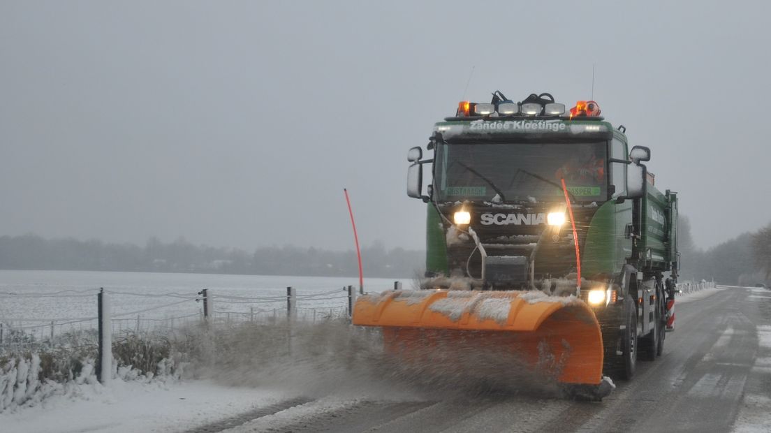 Sneeuwschuiven op de weg