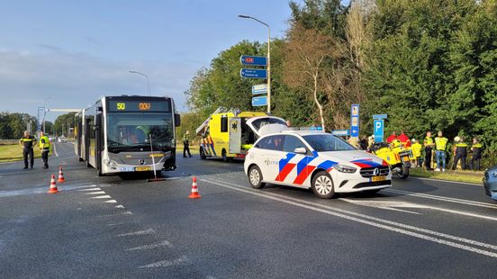Bestuurder raakt gewond bij botsing tussen auto en lijnbus. Bestuurder raakt gewond bij botsing tussen auto en lijnbus.