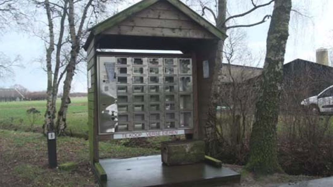 Een boer in Voorthuizen zit met een fikse schadepost, omdat zijn eierautomaat afgelopen weekend is vernield.