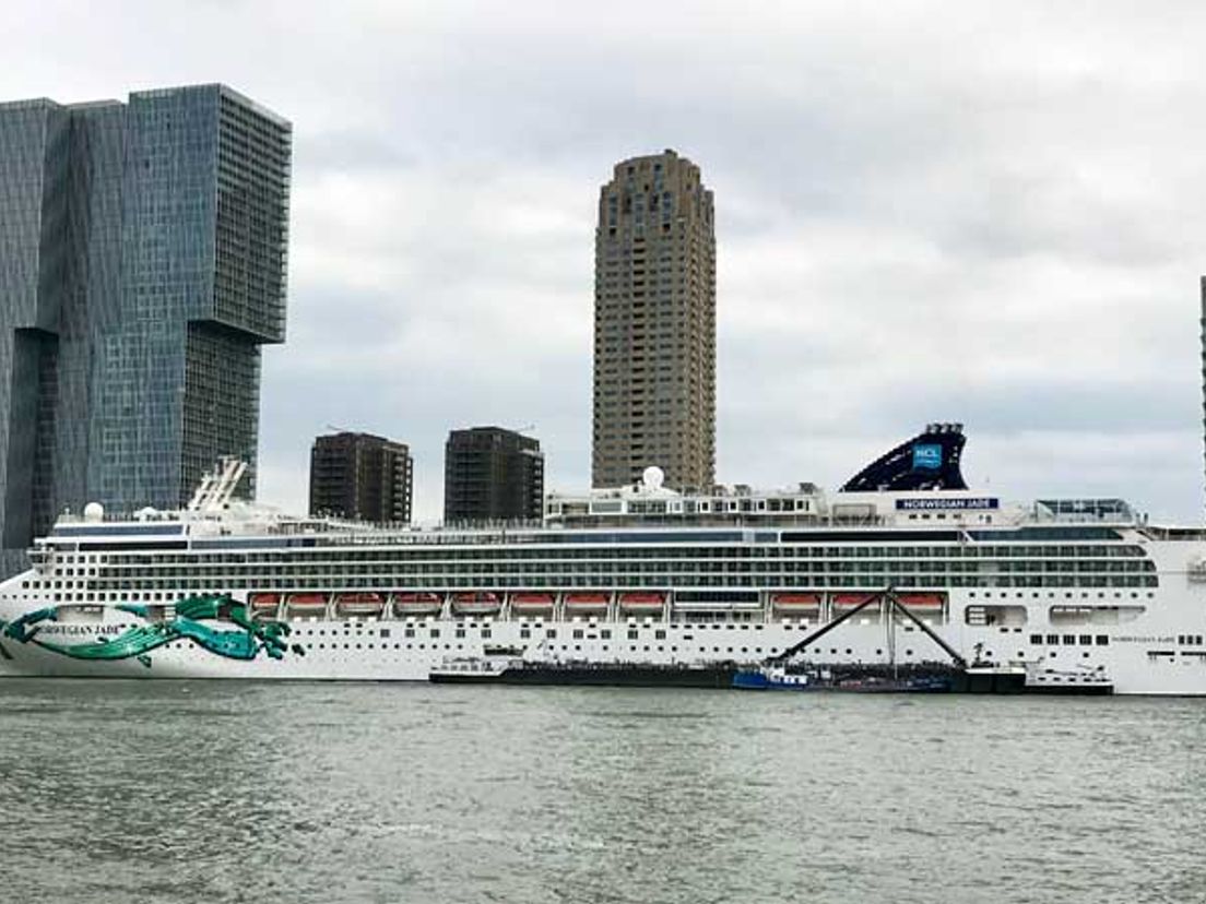 Een cruiseboot in de haven.